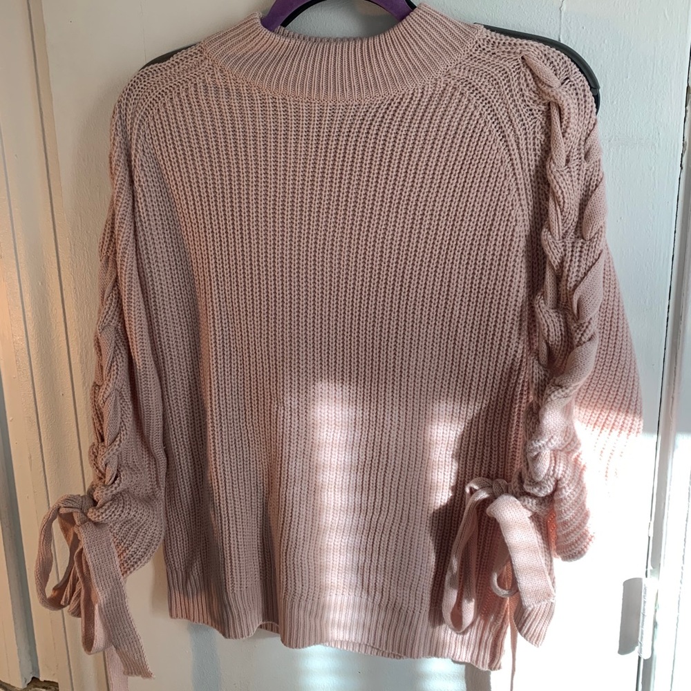 Lilac sweater with tying sleeves